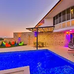 Villa Sandak 1 *